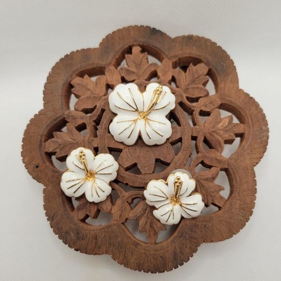 White Hibiscus Flower Earrings and Brooch Set Vintage Enamel Jewelry - Picture 9 of 9